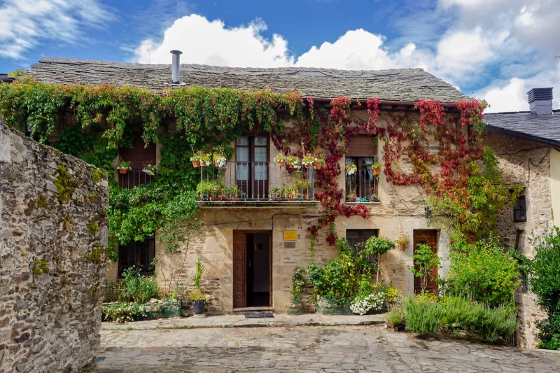 Aldeas en silencio: los pueblos despoblados que el Camino de Santiago rescata del olvido