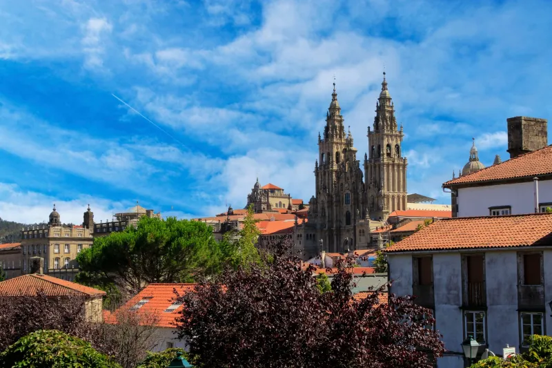 El Botafumeiro: el gigante de plata que vuela sobre la Catedral de Santiago y cierra el Camino con una nube de incienso