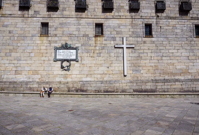 La Compostela: el certificado que resume cientos de kilómetros y que ningún peregrino recibe sin emoción